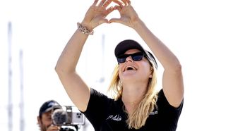 SCHEVENINGEN - De Nederlandse zeilster Rosalin Kuiper uit de IMOCA klasse tijdens het verlaten de haven voor de laatste etappe naar Genua, Italie, voor de finish van de Ocean Race. ANP ROBIN VAN LONKHUIJSEN