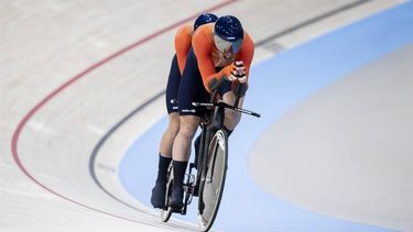 epa11571616 Tristan Bangma (R) of Netherlands with his pilot Patrick Bos in action during the Men's B 4000m Individual Pursuit Final race of the Para Cycling Track competitions in the Paris 2024 Paralympic Games, at the National Velodrome in Paris, France, 29 August 2024.  EPA/ENNIO LEANZA