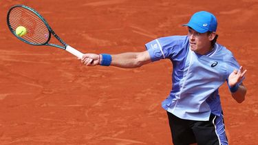 Australia's Alex De Minaur plays a forehand return to Russia's Daniil Medvedev during their men's round of sixteen singles match on Court Suzanne-Lenglen on day nine of the French Open tennis tournament at the Roland Garros Complex in Paris on June 3, 2024. 
ALAIN JOCARD / AFP