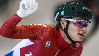 LEEUWARDEN - Schaatsster Irene Schouten juicht na het winnen tijdens de finale van de vrouwen op de marathon cup. Het is haar laatste wedstrijd omdat de 31-jarige drievoudig olympisch kampioene stopt met schaatsen. ANP VINCENT JANNINK