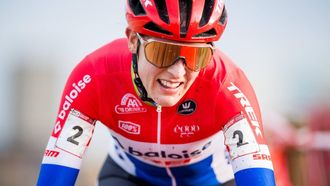 Dutch Lucinda Brand competes in the women's elite race of the World Cup cyclocross cycling event, the first stage of the UCI World Cup competition, in Antwerp on December 24, 2024. 
JASPER JACOBS / Belga / AFP