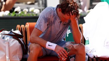 epa13000152 Jannik Sinner of Italy reacts to the heat during a break during his Men's 2nd round match against Juan Manuel Cerundolo of Argentina at the French Open Grand Slam tennis tournament at Roland Garros in Paris, France, 28 May 2026.  EPA/MOHAMMED BADRA