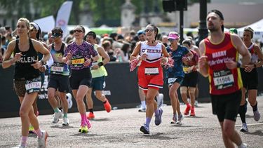 Runners make their way down The Mall to the final stages of the 2026 London Marathon in central London on April 26, 2026. 
JUSTIN TALLIS / AFP