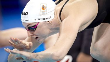 PARIJS - Marrit Steenbergen in actie tijdens de finales 100 meter vrije slag op de vijfde dag van het zwemmen op de Olympische Spelen. ANP KOEN VAN WEEL