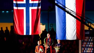 HEERENVEEN - Beau Snellink (Nederland), Sander Eitrem (Noorwegen) en Peder Kongshaug (Noorwegen) tijdens de huldiging van hun medailles op de slotdag van de ISU EK Allround en Sprint in Thialf.  ANP VINCENT JANNINK