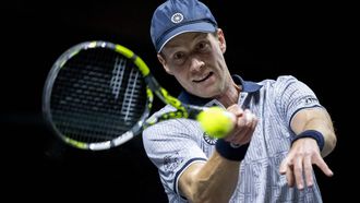 ROTTERDAM - Botic van de Zandschulp (NED) in actie tegen Carlos Alcaraz (ESP) op de tweede dag van het ABN AMRO Open tennistoernooi in Ahoy. ANP SANDER KONING