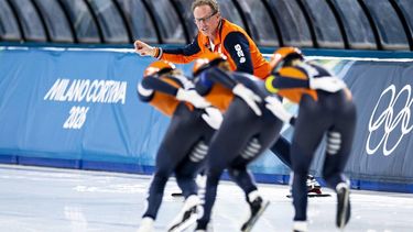 MILAAN - Bondscoach Rintje Ritsma in actie tijdens de halve finales ploegenachtervolging vrouwen bij het langebaanschaatsen in het Milano Speed Skating Stadium op de Olympische Winterspelen van Milaan. ROBIN VAN LONKHUIJSEN / ANP