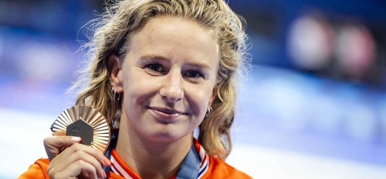 PARIJS - Tes Schouten met haar bronzen medaille na afloop van de finale 200 meter schoolslag op de zesde dag van het zwemmen op de Olympische Spelen. ANP KOEN VAN WEEL