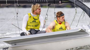 2023-08-18 17:25:30 SCHEVENINGEN - Bart Lambriex en Floris van de Werken in actie tijdens de achtste dag van de wereldkampioenschappen zeilen. ANP SEM VAN DER WAL