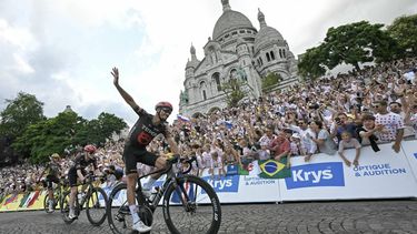 Tudor Pro Cycling Team's French rider Julian Alaphilippe cycles past the Sacre Coeur basilica during the 21st stage of the 113th edition of the Tour de France cycling race, 88,7 km starting and finishing in Paris, on July 26, 2026. 
Loic VENANCE / AFP