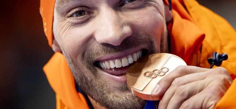 MILAAN - Kjeld Nuis tijdens de medailleceremonie van de 1500 meter bij het langebaanschaatsen in het Milano Speed Skating Stadium op de Olympische Winterspelen van Milaan. SEM VAN DER WAL / ANP