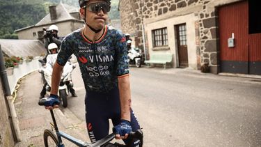 Team Visma - Lease a Bike team's Belgian rider Wout Van Aert recovers after a crash in the Col de Neronne ascent during the 11th stage of the 111th edition of the Tour de France cycling race, 211 km between Évaux-les-Bains and Le Lioran, on July 10, 2024. 
Anne-Christine POUJOULAT / AFP