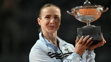 Ukraine's Elina Svitolina poses with the trophy after winning the WTA Rome Open tennis tournament final against USA's Coco Gauff at Foro Italico in Rome on May 16, 2026.  
Tiziana FABI / AFP