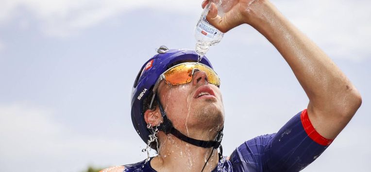 epa12676376 Ethan Vernon of NSN Cycling Team wins during stage 4, Brighton to Willunga Hill, 176km of the 2026 Men's Tour Down Under professional road bicycle race in Adelaide, Australia, 24 January 2026.  EPA/MATT TURNER EDITORIAL USE ONLY AUSTRALIA AND NEW ZEALAND OUT
