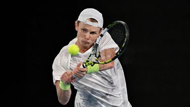 epa11083966 Jesper de Jong of Netherlands in action during his round 2 match against Jannik Sinner of Italy on Day 4 of the 2024 Australian Open at Melbourne Park in Melbourne, Australia, 17 January 2024.  EPA/LUKAS COCH AUSTRALIA AND NEW ZEALAND OUT