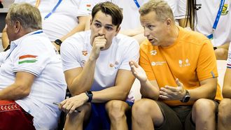 2023-07-23 11:26:16 FUKUOKA - Arno Kamminga en bondscoach Mark Faber tijdens het WK Zwemmen in Japan. ANP KOEN VAN WEEL