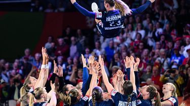 epa11779512 Team Norway celebrates after winning the EHF Women's EURO 2024 final match between Denmark and Norway, in Vienna, Austria, 15 December 2024.  EPA/MAX SLOVENCIK