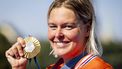 PARIJS - Sharon van Rouwendaal met haar gouden medaille na het openwaterzwemmen in de Seine tijdens de Olympische Spelen. ANP ROBIN VAN LONKHUIJSEN