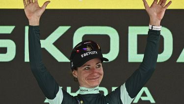 Team Visma | Lease a Bike's Dutch rider Marianne Vos celebrates on the podium with the best sprinter's green jersey after the 7th stage (out of 8) of the third edition of the Women's Tour de France cycling race, a 166.4 km between Champagnole and Le Grand-Bornand, on August 17, 2024.  
JULIEN DE ROSA / AFP