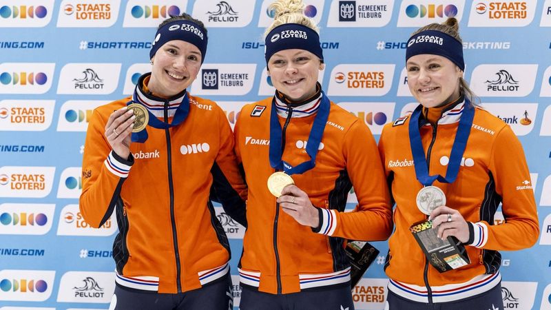 TILBURG - (l-r) Selma Poutsma (NED), Xandra Velzeboer (NED), Michelle Velzeboer (NED) tijdens de medailleuitreiking van de 500 meter tijdens de laatste dag van de Europese kampioenschappen shorttrack. Dit EK was een laatste krachtmeting voor de shorttrackers op weg naar de Olympische Spelen van Milaan. IRIS VAN DEN BROEK / ANP