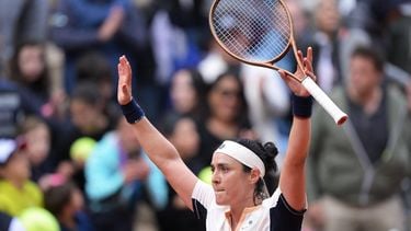 Tunisia's Ons Jabeur celebrates after winning against Denmark's Clara Tauson at the end of their women's singles round of sixteen match on Court Suzanne-Lenglen on day eight of the French Open tennis tournament at the Roland Garros Complex in Paris on June 2, 2024. 
Bertrand GUAY / AFP
