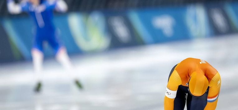 MILAAN - Jordan Stolz uit de Verenigde Staten en Joep Wennemars tijdens de 1.000 meter bij het langebaanschaatsen in het Milano Speed Skating Stadium op de Olympische Winterspelen van Milaan. ROBIN VAN LONKHUIJSEN / ANP