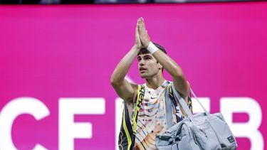 2023-09-08 22:42:26 epa10849871 Carlos Alcaraz of Spain reacts while leaving the court after losing to Daniil Medvedev of Russia during their men's singles semifinal round match during the US Open Tennis Championships at the USTA National Tennis Center in Flushing Meadows, New York, USA, 08 September 2023. The US Open runs from 28 August through 10 September.  EPA/CJ GUNTHER