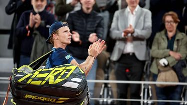 epa11377571 Jesper De Jong of the Netherlands leaves the court after his Men's Singles 2nd round match against Carlos Alcaraz of Spain at the French Open Grand Slam tennis tournament at Roland Garros in Paris, France, 29 May 2024. Alcaraz won in four sets.  EPA/CHRISTOPHE PETIT TESSON