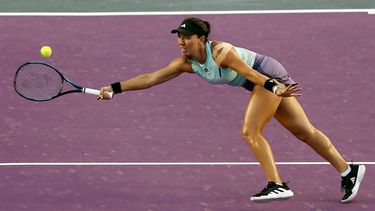 2023-11-01 01:31:44 epa10951688 Jessica Pegula of the US in action against Aryna Sabalenka of Belarus during the WTA Finals, at the Paradisius hotel, in Cancun, Mexico, 31 October 2023.  EPA/Alonso Cupul