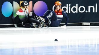 ROTTERDAM - (l-r) Rebeka Sziliczei-Nemet (HON), Suzanne Schulting (NED) valt tijdens de 1500 meter vrouwen halve finale op het WK shorttrack in Ahoy. ANP IRIS VAN DEN BROEK