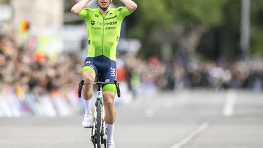 epa11632503 Tadej Pogacar of Slovenia celebrates winning the Men Elite Road Race at the 2024 UCI Road and Para-cycling Road World Championships in Zurich, Switzerland, 29 September 2024.  EPA/MICHAEL BUHOLZER