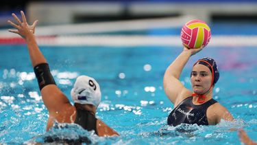 epa12242550 Marit Van Der Weijden of Netherlands (R) and Sophie Shorter-Robinson of New Zealand in action during the Women Water Polo round of 16 crossover match between New Zealand and Netherlands at the World Aquatics Championships Singapore 2025 in Singapore, 17 July 2025.  EPA/FAZRY ISMAIL