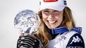 epa12846127 Mikaela Shiffrin of the USA celebrates with the women's Slalom overall winner's crystal globe trophy at the Lillehammer FIS Alpine Skiing World Cup Finals, in Hafjell, Norway, 24 March 2026.  EPA/JEAN-CHRISTOPHE BOTT