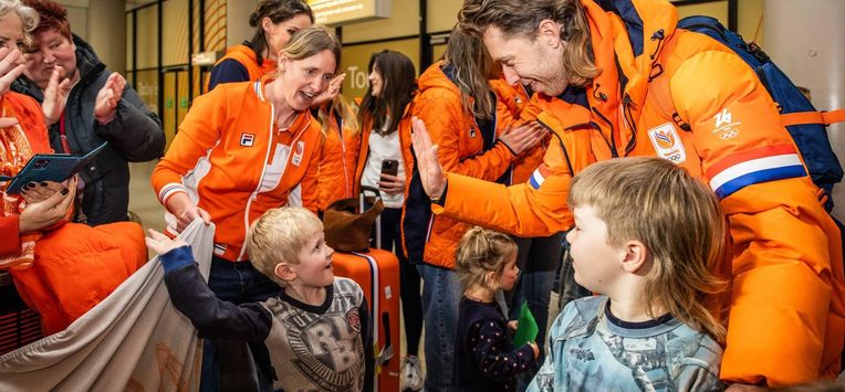 SCHIPHOL - Jorrit Bergsma van TeamNL wordt welkom geheten in de aankomsthal van luchthaven Schiphol na de Olympische Winterspelen van Milaan en Cortina. DINGENA MOL / ANP