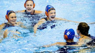 2023-07-26 18:02:15 FUKUOKA - Brigitte Sleeking, Nina ten Broek, Lola Moolhuijzen en Simone van der Kraats vieren de overwinning na afloop van de halve finale waterpolo (vrouwen) tegen Italie tijdens de vierde dag van het WK Zwemmen in Japan. ANP KOEN VAN WEEL