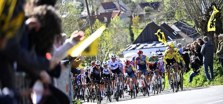 The pack of riders (peloton) cycles during the women's race of the 'Ronde van Vlaanderen/ Tour des Flandres/ Tour of Flanders' UCI WorldTour one day cycling race, 164,1 km with start and finish in Oudenaarde, on April 5, 2026. 
JASPER JACOBS / Belga / AFP