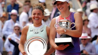 epa11397829 Iga Swiatek of Poland (R) poses with the Suzanne-Lenglen-trophy after winning her Women's Singles final match against Jasmine Paolini of Italy, posing with her runner-up trophy during the French Open Grand Slam tennis tournament at Roland Garros in Paris, France, 08 June 2024.  EPA/TERESA SUAREZ