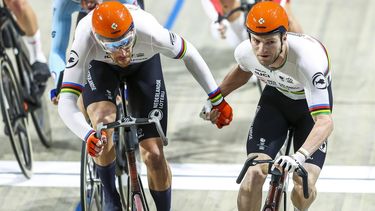 APELDOORN - Team Nederland Jan Willem van Schip en Yoeri Havik in actie tijdens de finale koppelkoers mannen op de tweede dag van het EK baanwielrennen in het Apeldoornse Omnisportcentrum. ANP VINCENT JANNINK