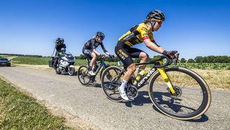 2023-06-24 15:35:00 VALKENBURG - Eva van Agt (R) en Esmee Peperkamp (L) tijdens het NK wielrennen. De vrouwen strijden in Limburg om de titel op de weg bij het NK wielrennen. ANP MARCEL VAN HOORN