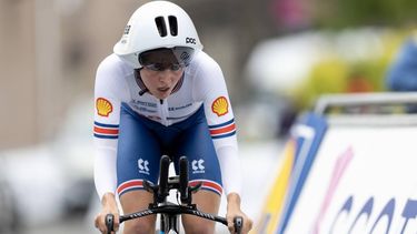 epa10793074 Cat Ferguson of Great Britain competes in the Women Junior Individual Time Trial of the Road Cycling events at the UCI Cycling World Championships 2023 in Stirling, Britain, 10 August 2023.  EPA/ROBERT PERRY