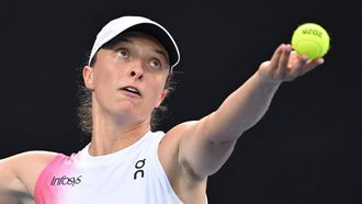 epa11837820 Iga Swiatek of Poland in action during her Women's Singles round 4 match against Eva Lys of Germany at the Australian Open tennis tournament in Melbourne, Australia, 20 January 2025.  EPA/JAMES ROSS  AUSTRALIA AND NEW ZEALAND OUT