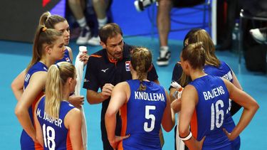 epa10810478 Head coach of Netherlands Felix Koslowski (C) and players during the EuroVolley 2023 pool D volleyball match between Netherlands and Estonia, in Tallinn, Estonia, 20 August 2023.  EPA/TOMS KALNINS