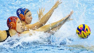 2023-07-26 18:01:46 FUKUOKA - Laura Aarts en Maartje Keuning in actie tegen Giuditta Galardi van Italie in de halve finale waterpolo (vrouwen) tijdens de vierde dag van het WK Zwemmen in Japan. ANP KOEN VAN WEEL