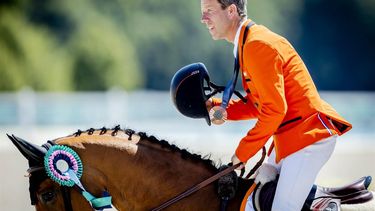 PARIJS - Maikel van der Vleuten met zijn bronzen medaille op paard Beauville Z na afloop van de finale voor individuele springruiters van de olympische paardensportwedstrijden in de tuinen van paleis Versailles. ANP KOEN VAN WEEL