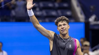 2023-09-06 06:36:20 USA's Ben Shelton celebrates his win against USA's Frances Tiafoe during the US Open tennis tournament men's singles quarter-finals match at the USTA Billie Jean King National Tennis Center in New York City, on September 5, 2023. 
COREY SIPKIN / AFP