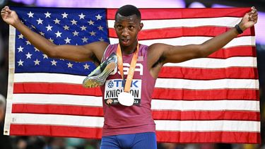 USA's silver medallist Erriyon Knighton poses with his national flag after the men's 200m final during the World Athletics Championships at the National Athletics Centre in Budapest on August 25, 2023. 
Jewel SAMAD / AFP