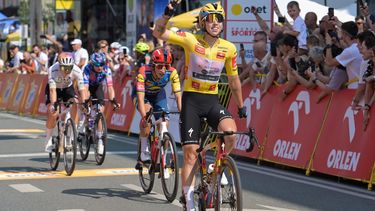 epa13134082 Dutch cyclist Lorena Wiebes (R) of Team SD Worx-Protime wins the 3rd and final stage of the Tour de Pologne Women cycling race from Janowiec to Lublin (101,3 km), in Lublin, Poland, 26 July 2026.  EPA/Wojciech Szubartowski POLAND OUT