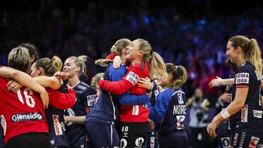 ROTTERDAM - Spelers van Noorwegen vieren het winnen van het WK handbal na de finale op het WK handbal tussen Noorwegen en Duitsland op 14 december 2025 in Ahoy Rotterdam, Nederland. ANP IRIS VAN DEN BROEK