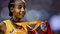 2023-08-26 21:08:59 BOEDAPEST - Sifan Hassan met een zilveren medaille na de finale van de 5000 meter op de achtste dag van de wereldkampioenschappen atletiek. ANP ROBIN VAN LONKHUIJSEN