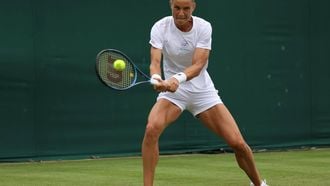 epa11455646 Arantxa Rus of the Netherlands in action against Maria Sakkari of Greece during their Womens Singles 2nd round match at the Wimbledon Championships, Wimbledon, Britain, 03 July 2024.  EPA/TIM IRELAND  EDITORIAL USE ONLY
